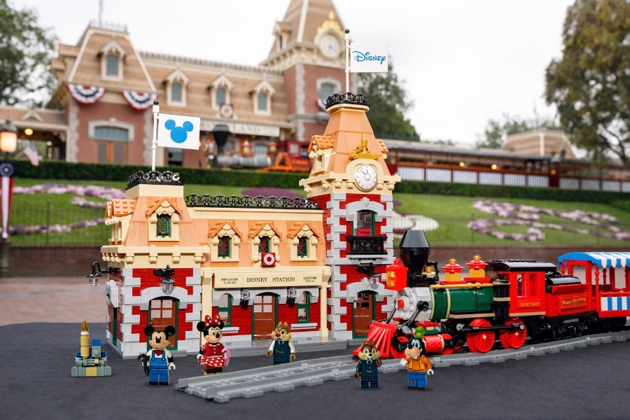 blyant opdragelse faktum Build Your Own LEGO Minifigure to Celebrate National LEGO Day at Disney  Springs | Disney Springs