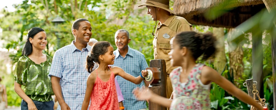 Une famille profite de la facilité d’utilisation des bracelets MagicBand pour accéder à l’attraction Jungle Cruise.