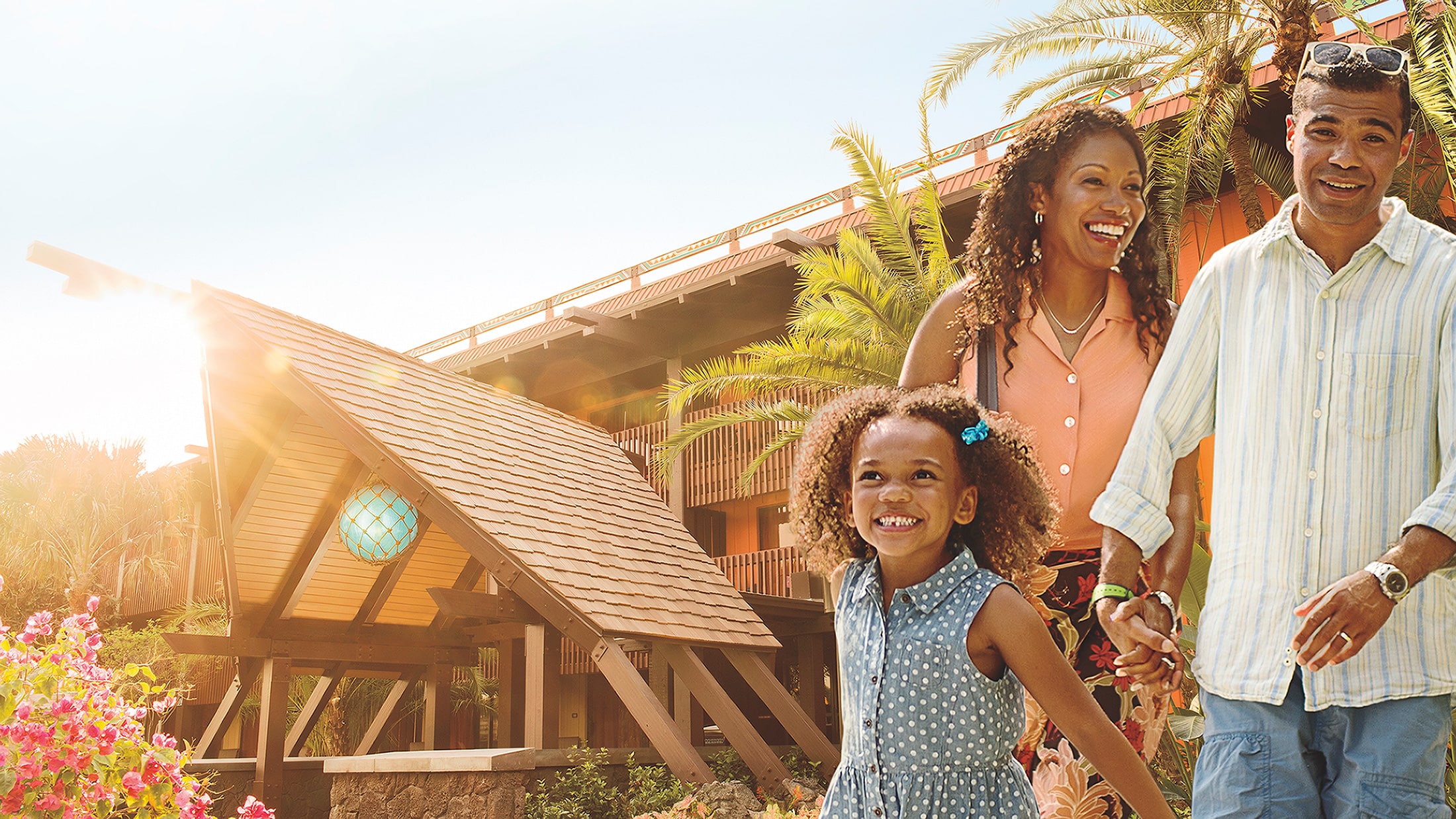 Casal caminha de mãos dadas seguindo a filha sorridente, que os conduz para a próxima aventura em frente ao Disney's Polynesian Village Resort