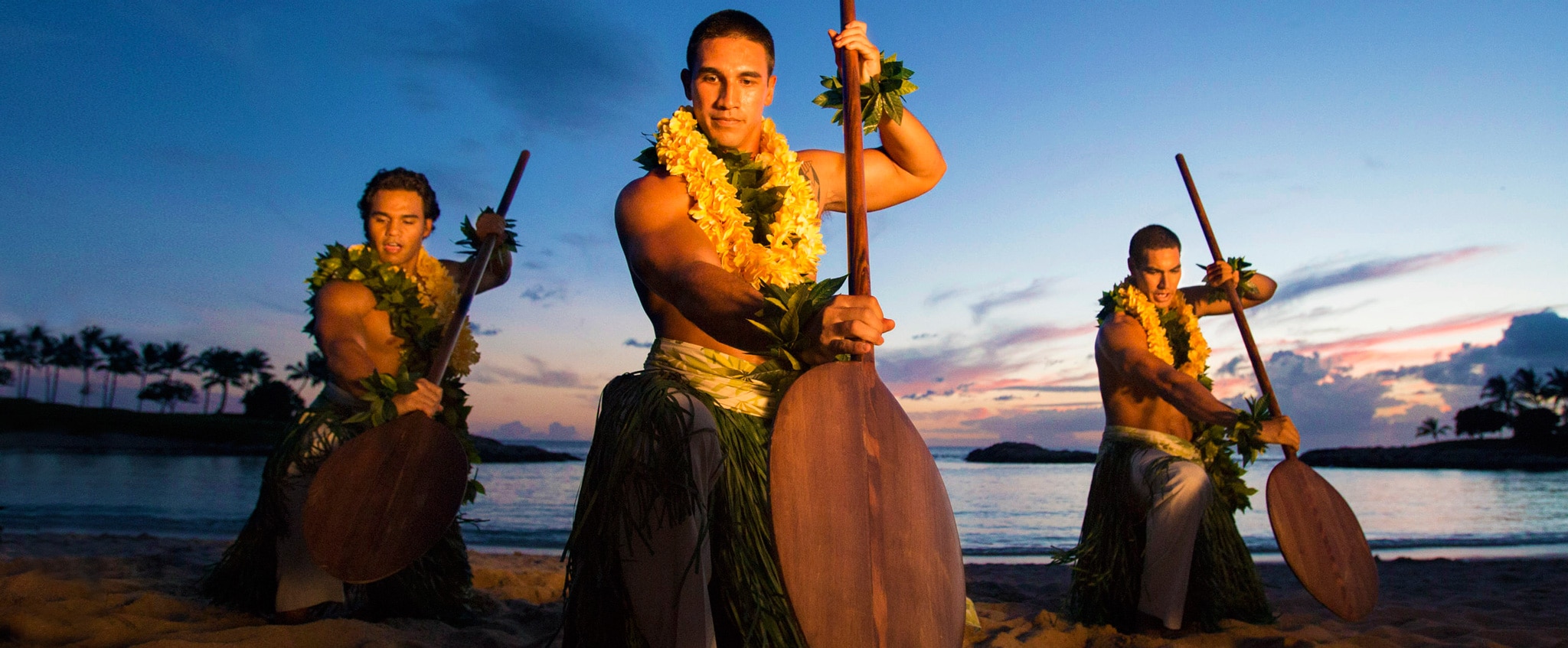 アウラニ・リゾートのビーチでパフォーマンスをするハワイアン・ダンサー