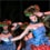 伝統的な衣装と葉でできたヘッドドレスを身に着けて踊るハワイの女性たち（カ・ヴァア・ルアウ）。