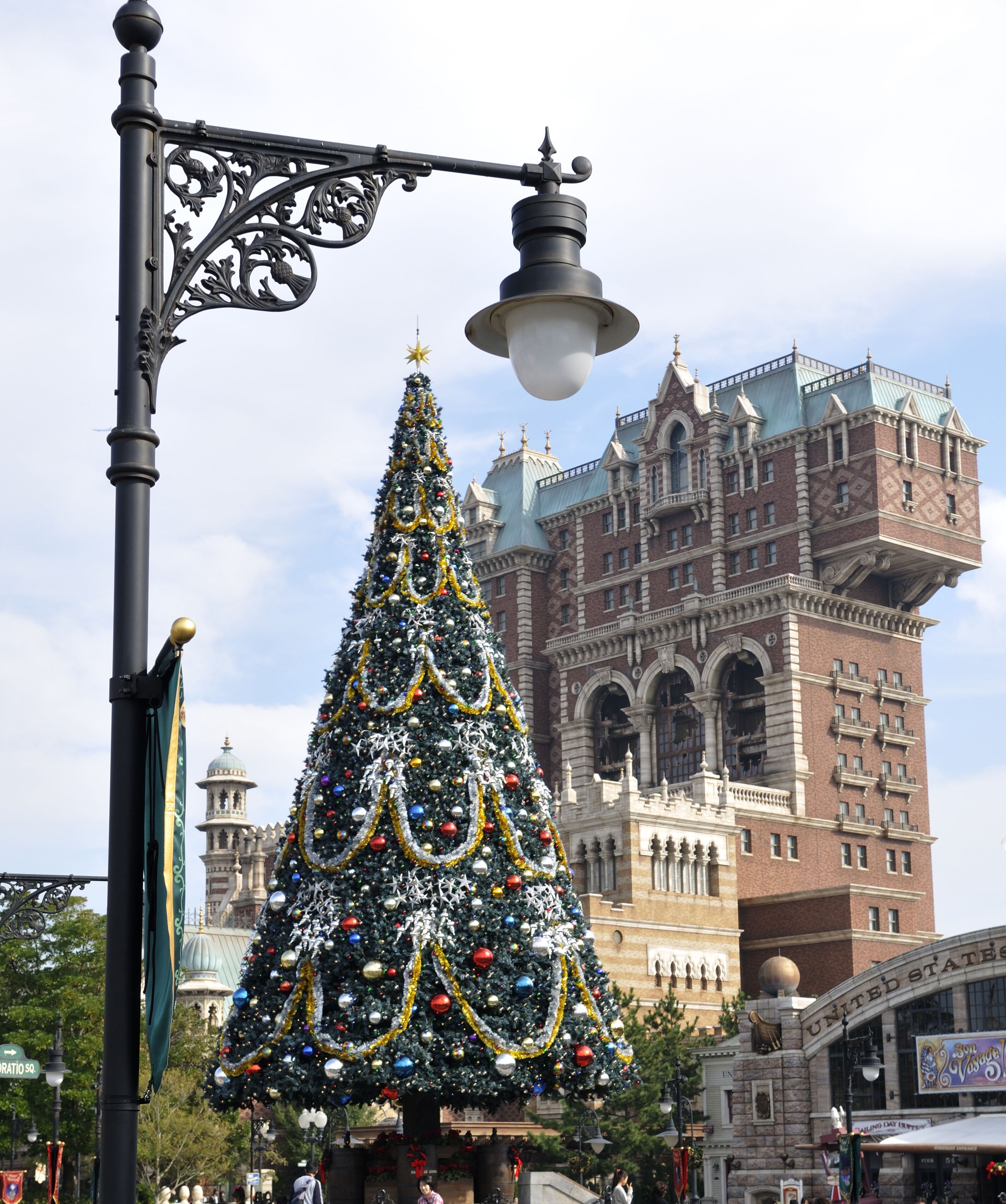 Tokyo Disney Resort Plans Santa’s Village, Special Parades & More for the Holidays
