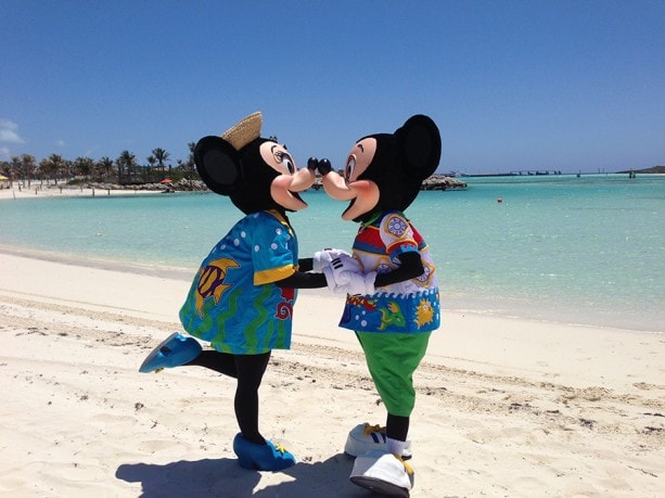 Mickey-Minnie-Kissing-Castaway