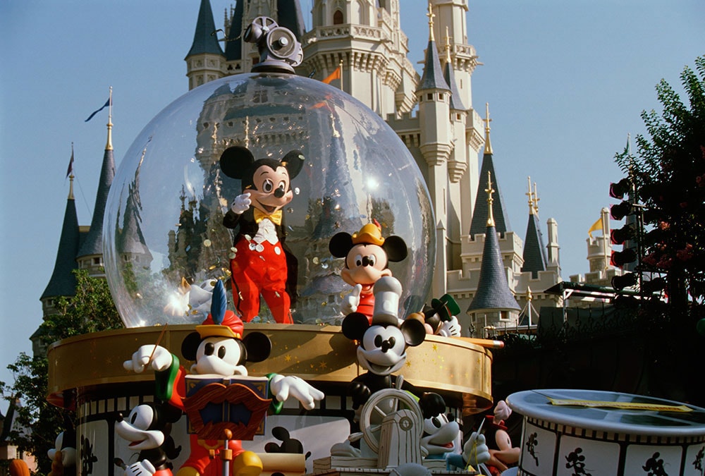 Disney story. Уолт Дисней Диснейленд. Диснейленд (Walt Disney World), Флорида. Диснейленд Париж Уолт Дисней памятник.