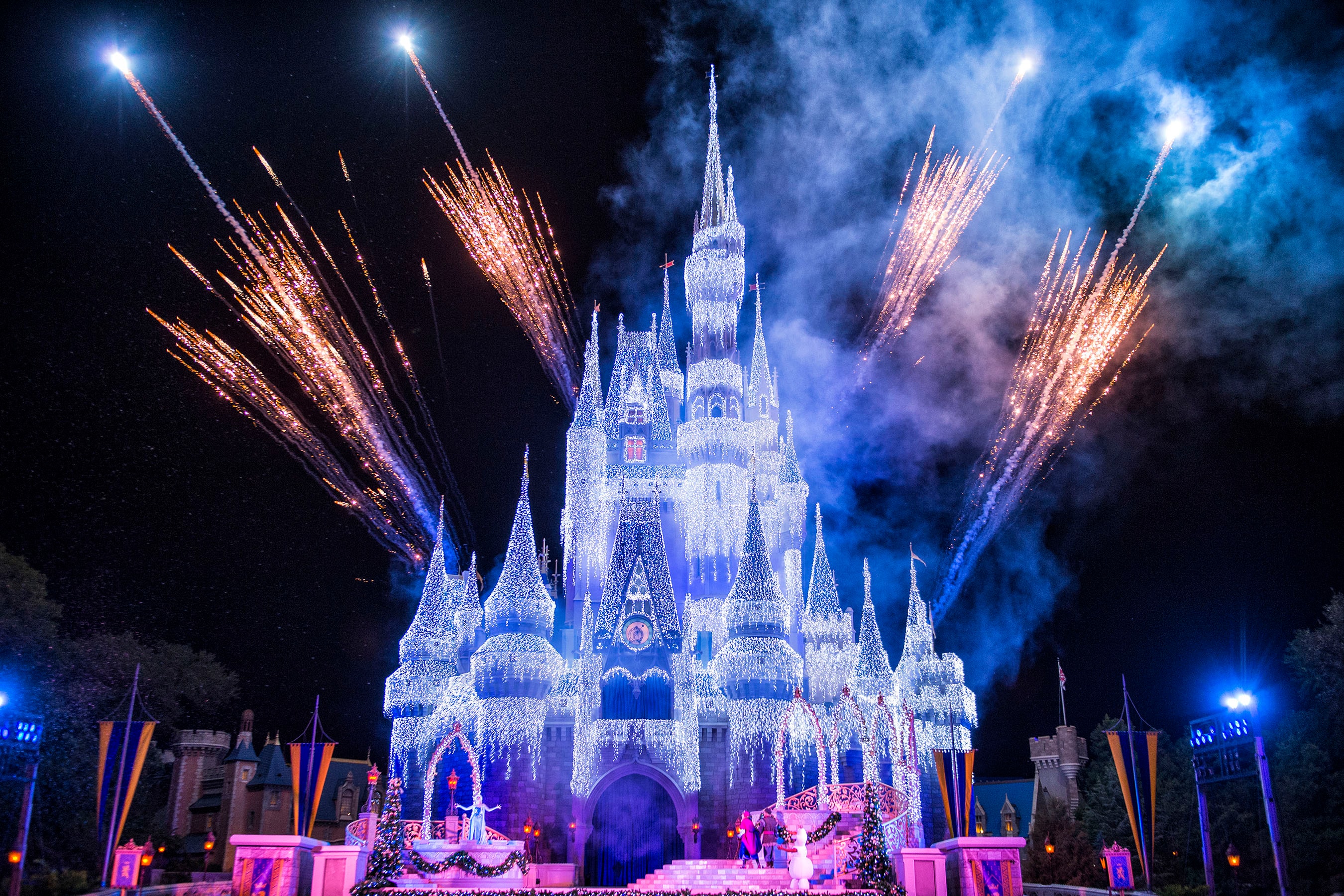 A Frozen Holiday Wish Begins At Magic Kingdom Park Tonight Disney Parks Blog