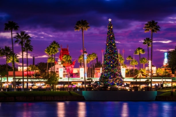 christmas-hollywood-studios-dusk-theater-tree