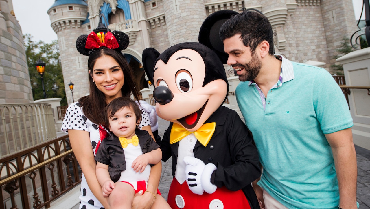 Univision’s host Alejandra Espinoza visits Walt Disney world Resort with he family