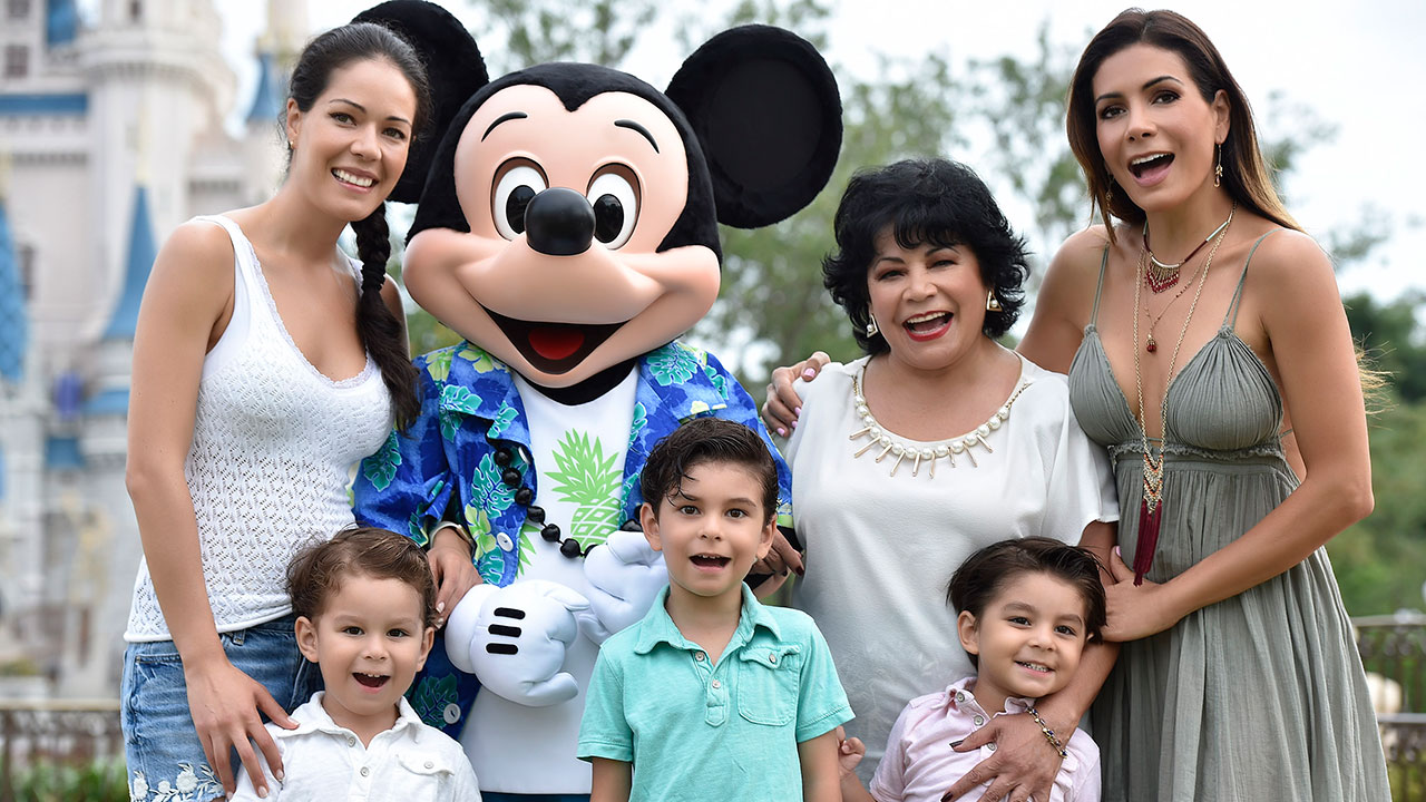 #DisneyFamilia: Celebridades enjoy summer vacaciones at Walt Disney World Resort