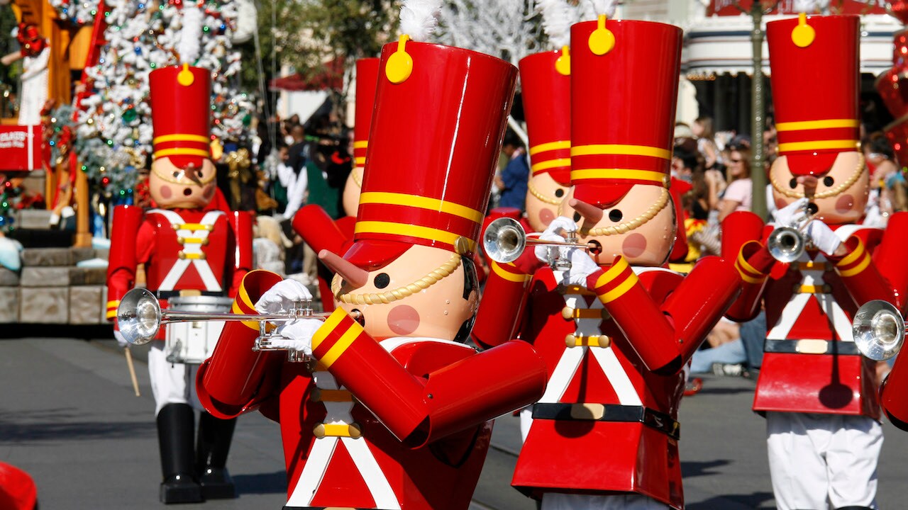 Holidays At The Disneyland Resort Return November 10 Through January 8 