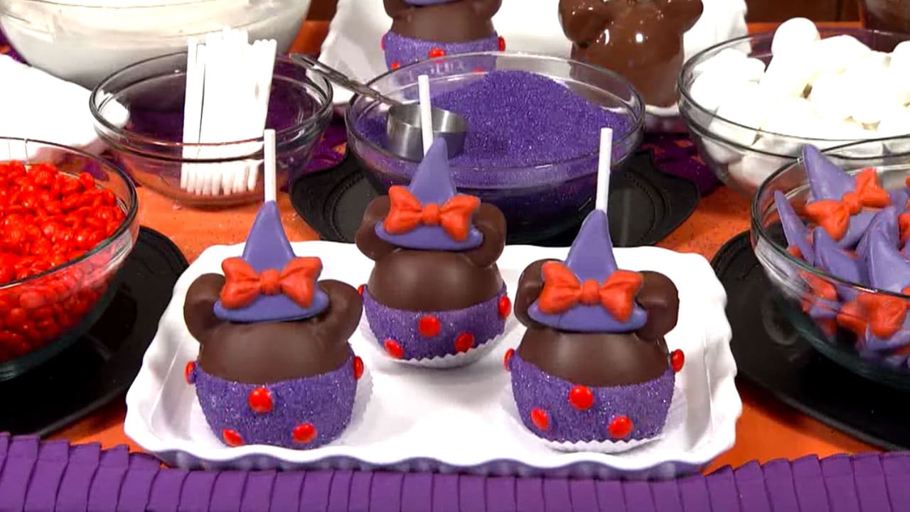 VIDEO – Bewitching Minnie Mouse Gourmet Apple from Halloween Time at the Disneyland Resort
