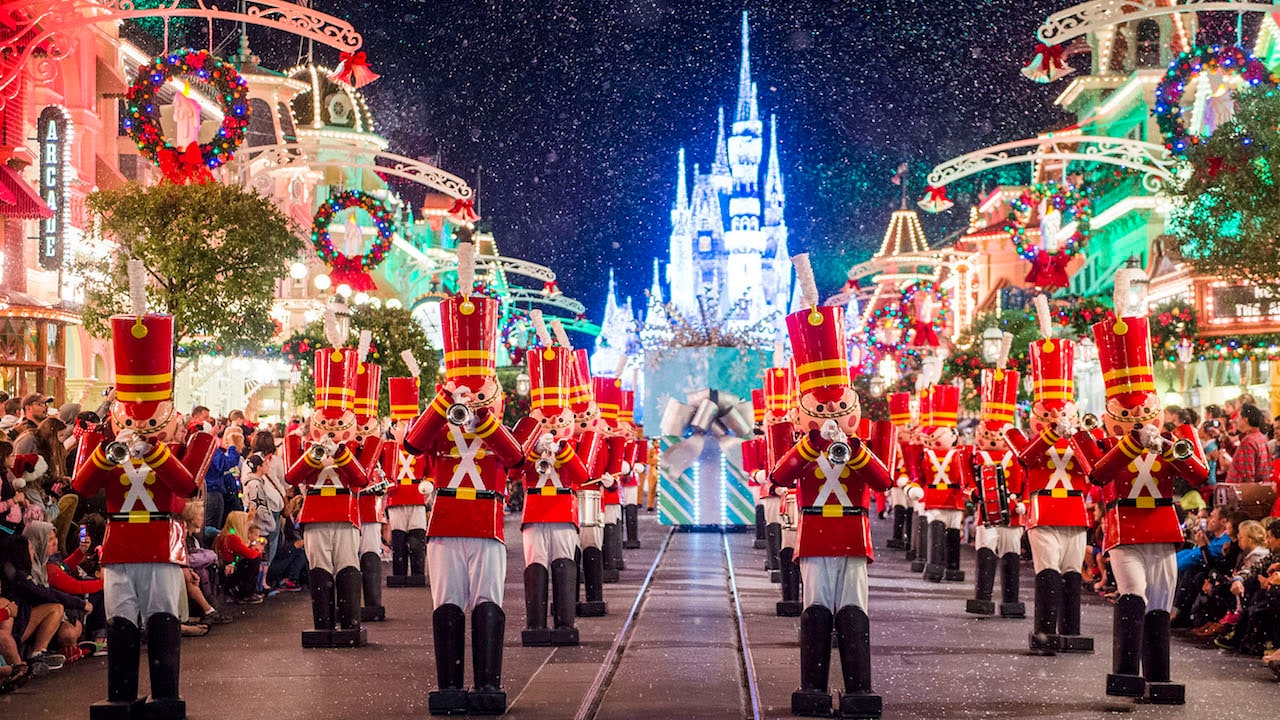 When Do the Holiday Decorations Go Up in Walt Disney World