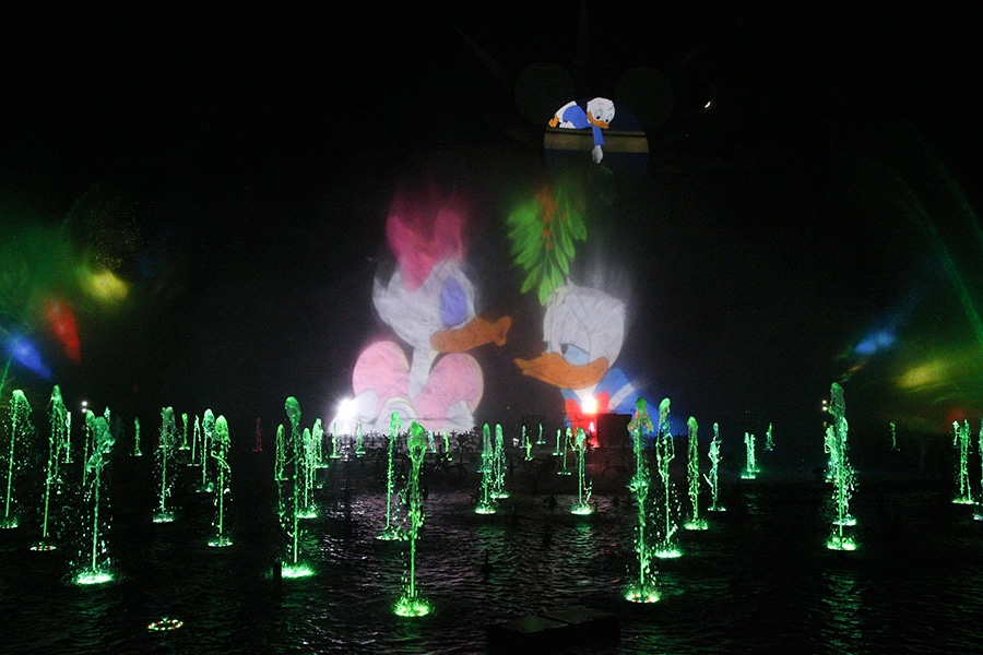 Holidays at the Disneyland Resort Returns November 10 through January 7 