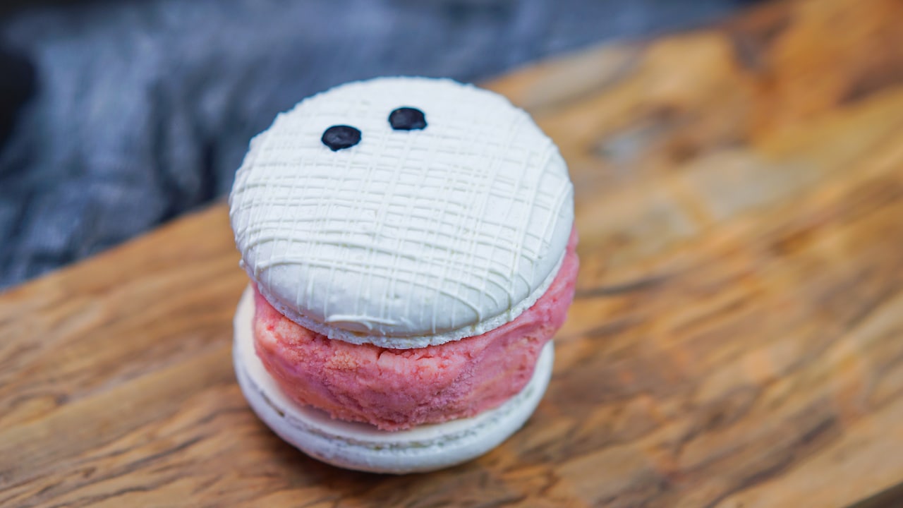 Halloween Inspired Mummy Macaron Ice Cream at Schmoozies in Disney California Adventure Park