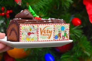 Chocolate Yule Log ay Mickey’s Very Merry Christmas Party