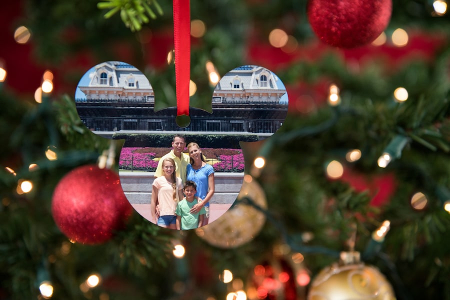 Give the Gift of Disney Memories with Disney PhotoPass Service
