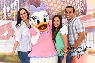 Celebrate National Handwriting Day by Adding Disney Character Signatures to your PhotoPass Photos