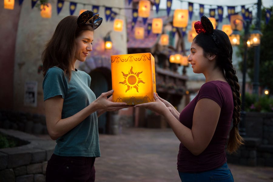 Disney PhotoPass - Tangled lantern prop