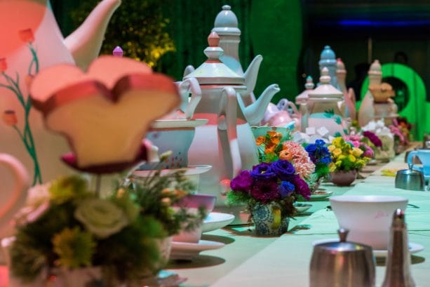 'Alice in Wonderland'-Themed Table Centerpieces