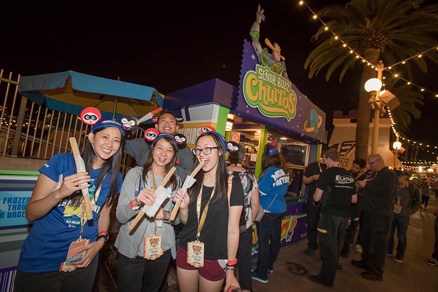 Disney Parks Blog fans enjoying fresh churros