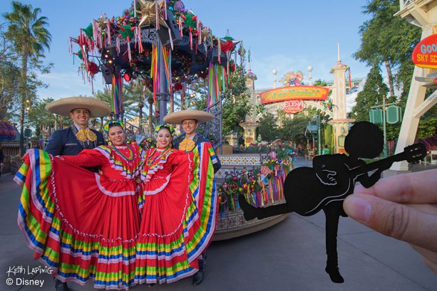 “Disney ¡Viva Navidad!” Street Party