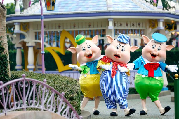 Chinese New Year at Hong Kong Disneyland - The Three Little Pigs – Fiddler, Fifer and Practical in Fantasyland