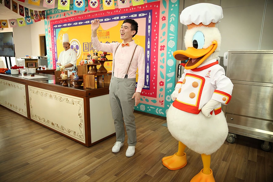 The daily Disney Chef Cooking Show at Disneytown’s Lakeshore Lawn