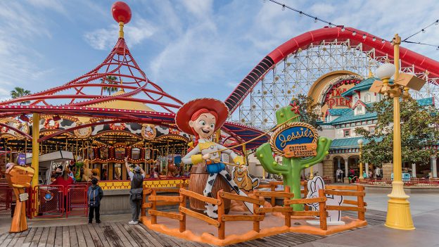 Photo de l'attraction Jessie's Critter Caroussel à Pixar Pier.