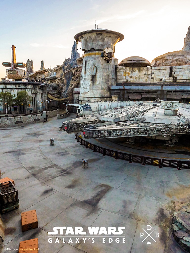 Với hình nền Star Wars phong cách Disneyland, khu vực này khiến bạn sẽ thực sự cảm thấy như bạn đang sống trong bộ phim. Xem hình ảnh để rõ hơn.