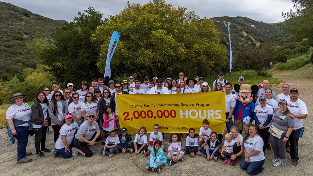 Disney VoluntEARS Celebrate Family Volunteer Service Through the Disney