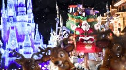 Santa coming don Main Street U.S.A. at Magic Kingdom Park