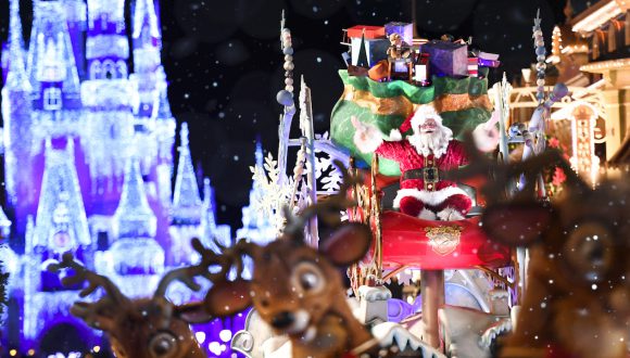Santa coming don Main Street U.S.A. at Magic Kingdom Park