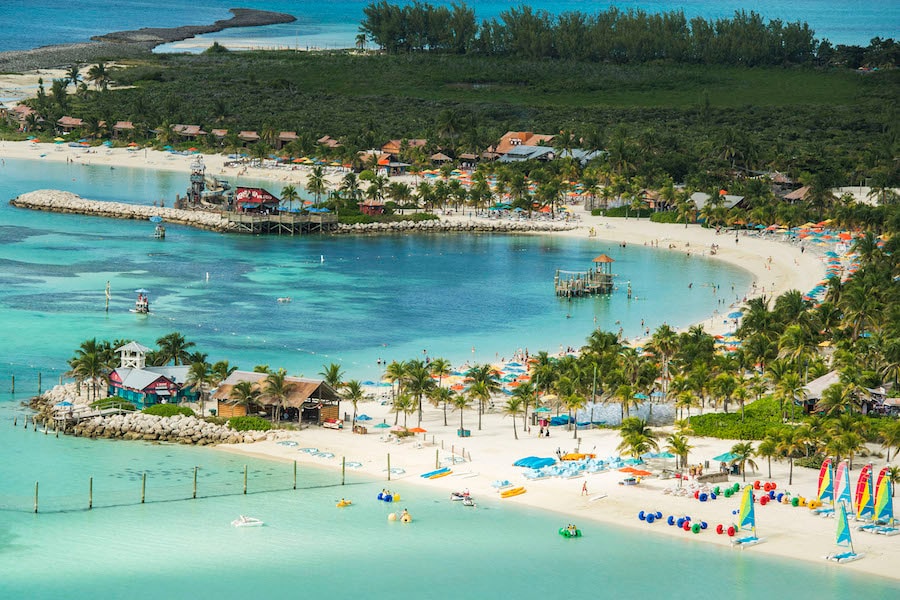 Castaway Cay es el paraíso isleño privado de Disney en las aguas tropicales de las Bahamas, reservado exclusivamente para los huéspedes de Disney Cruise Line.  En un entorno de aguas turquesas cristalinas, playas de arena blanca y exuberantes paisajes, la isla de 1,000 acres ofrece áreas y actividades únicas para cada miembro de la familia.