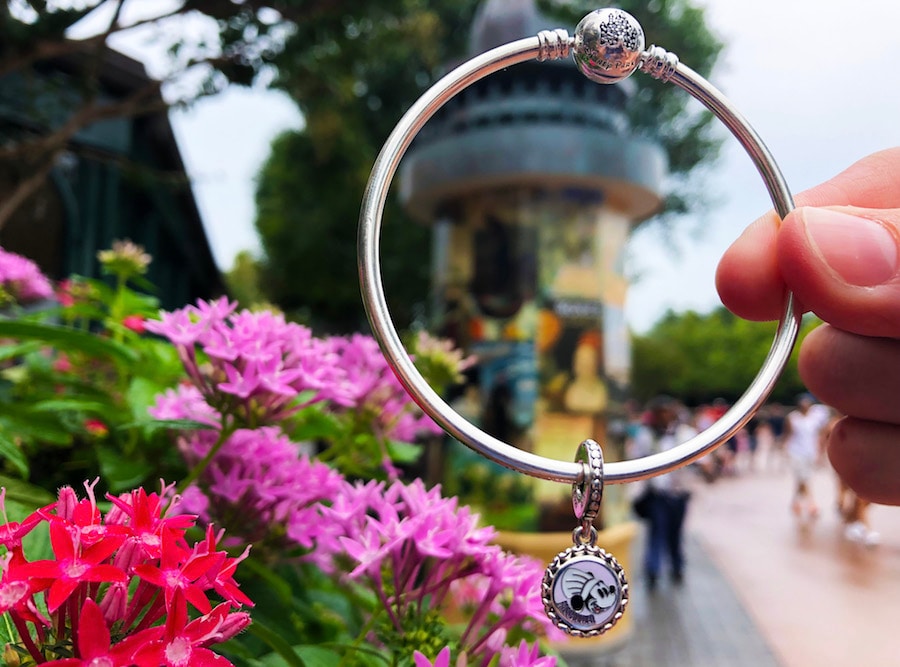 Passholder exclusive Pandora charm featuring Chef Mickey