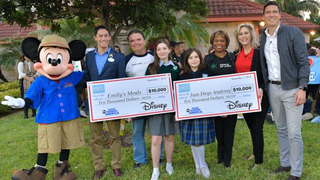 The Aguirre family from McAllen, TX with Mickey Mouse, Stephen Lim (WDW ambassador), Points of Light CEO Natalye Paquin, and GMA’s Will Reeve