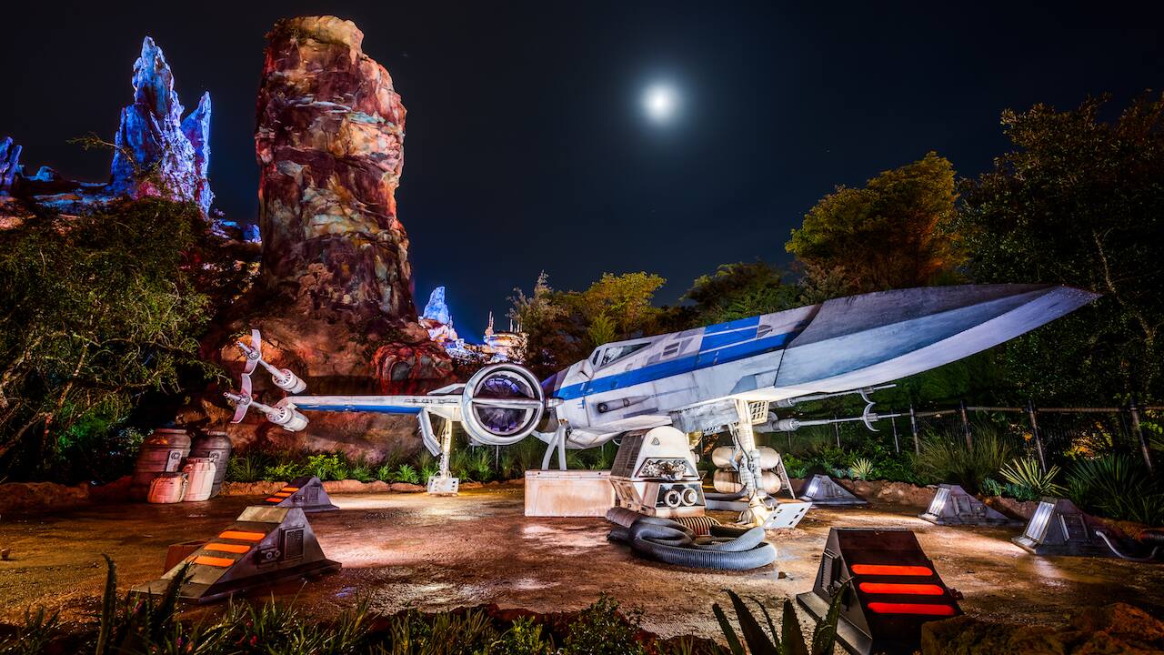 Disney Parks After Dark X Wing Lights Up Star Wars Galaxy S Edge Disney Parks Blog