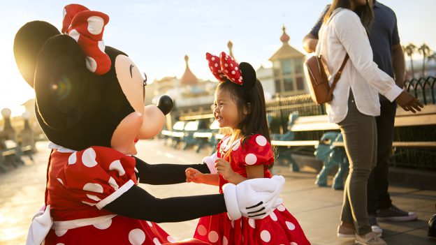 Girl meeting Minnie Mouse