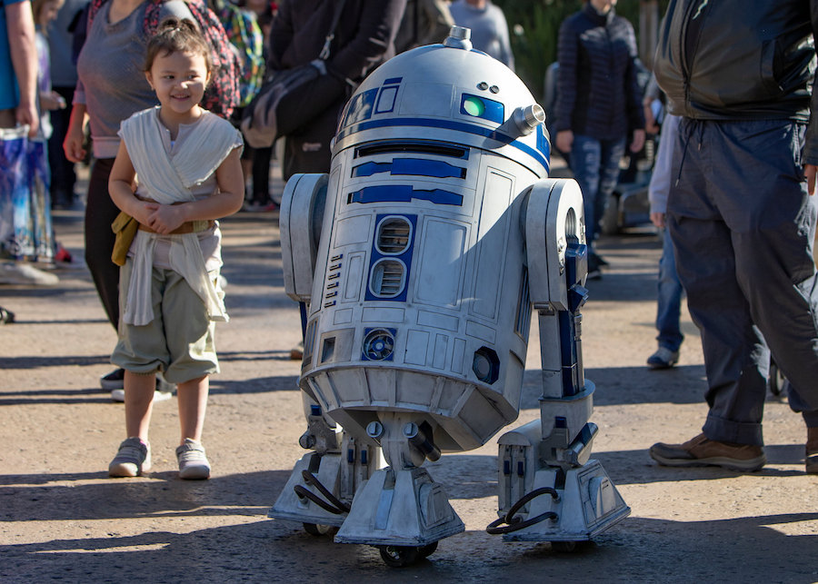 R2D2 visits Star Wars: Galaxy's Edge at Disneyland Park
