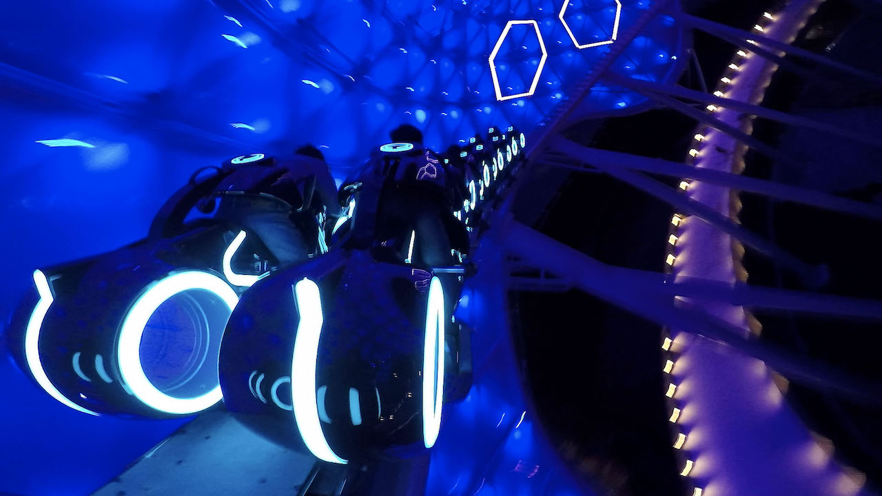 Disney mostra bastidores da construção da montanha-russa de TRON