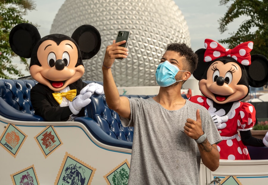 Jordan Fisher takes a selfie with Mickey Mouse and Minnie Mouse at EPCOT
