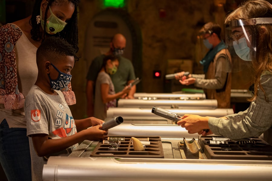 Savi’s Workshop – Handbuilt Lightsabers in Star Wars: Galaxy’s Edge at Disney’s Hollywood Studios