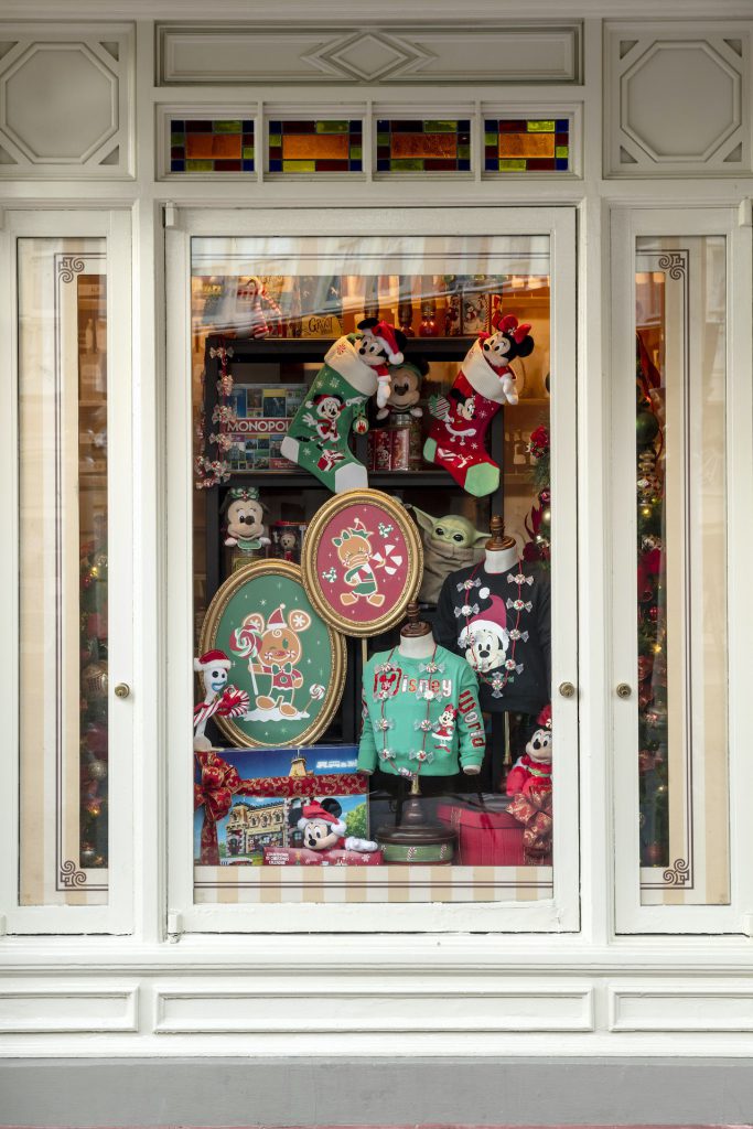 Window Displays Bring Holiday Magic to Walt Disney World Resort 