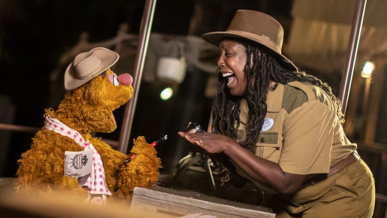 Vídeo: Fozzie aprende algumas piadas no Jungle Cruise Vídeo: Fozzie aprende algumas piadas no Jungle Cruise