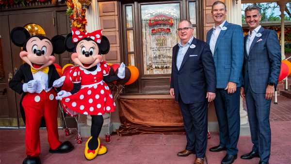 Disney World homenageia funcionário que trabalha no resort há 50 anos Disney World homenageia funcionário que trabalha no resort há 50 anos