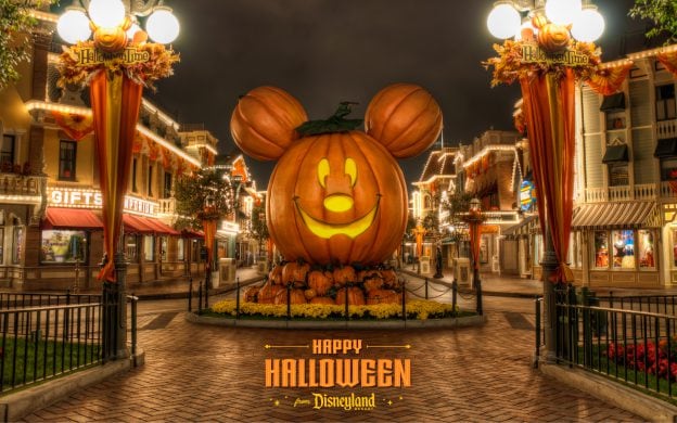 Hãy cùng khám phá địa điểm vui chơi Disneyland và chiêm ngưỡng bức tranh hình nền đầy mùa Halloween với những bí ngô đáng yêu. Tạo cảm giác thú vị và lý thú cho bạn khi tìm hiểu về trang trí của Disney vào dịp lễ Halloween.