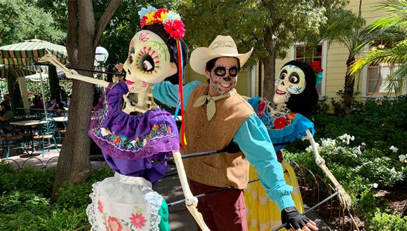 Cast Members Reflect on the Everlasting Bonds of Family at Plaza de la Familia