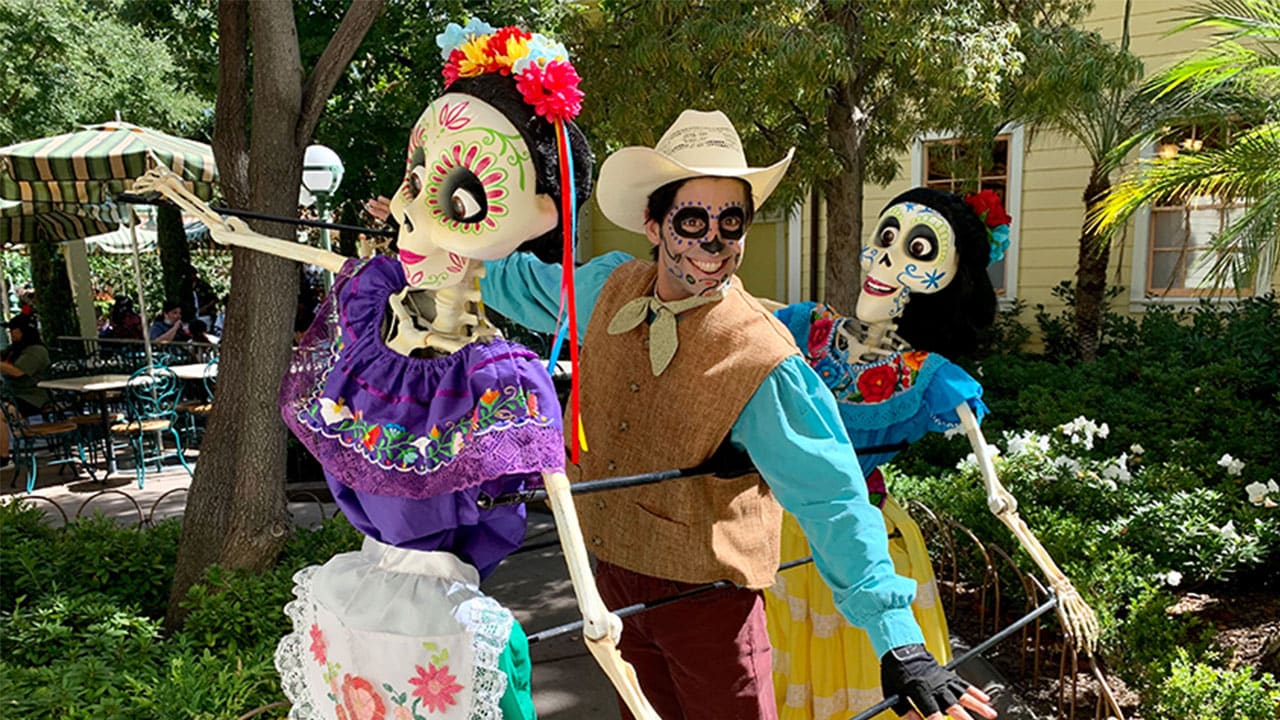 DisneyFamilia: Cast Members Dress Up as Disney•Pixar's 'Coco' for Mickey's  Not-So-Scary Halloween Party!