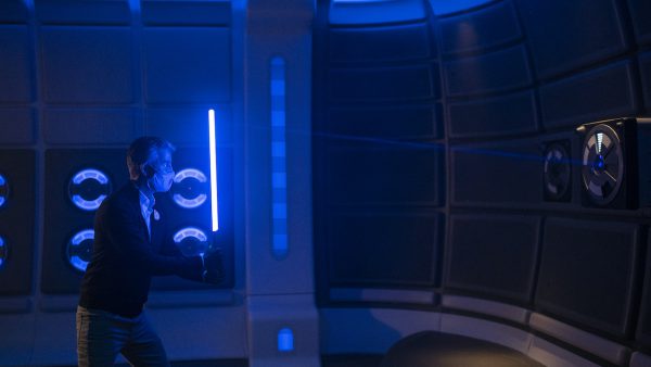 Disney mostra como será o treinamento de sabre de luz do Star Wars Galactic Starcruiser Disney mostra como será o treinamento de sabre de luz do Star Wars Galactic Starcruiser