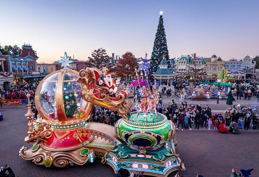 mickeys-dazzling-christmas-parade-at-Disneyland-Paris