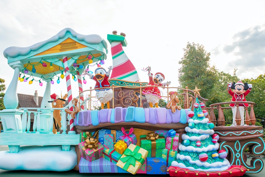Holiday parade at Tokyo Disney Resort﻿