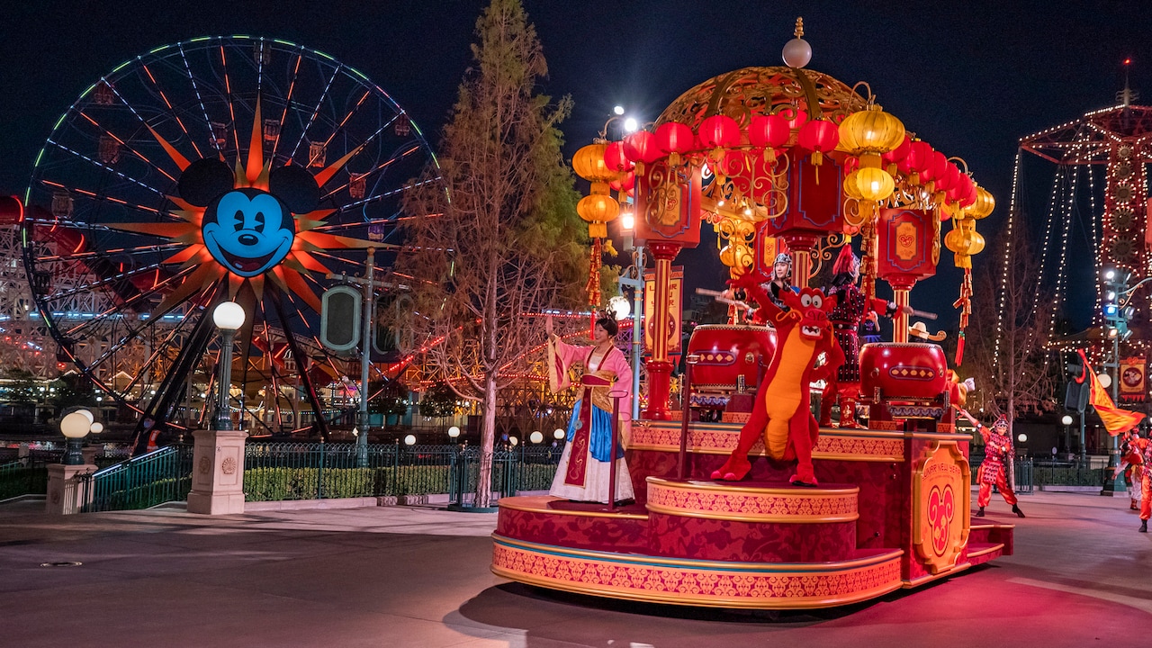 Disney Lunar New Year Mickey & Friends Spring Festival 2022 Hologlow Lantern NWT